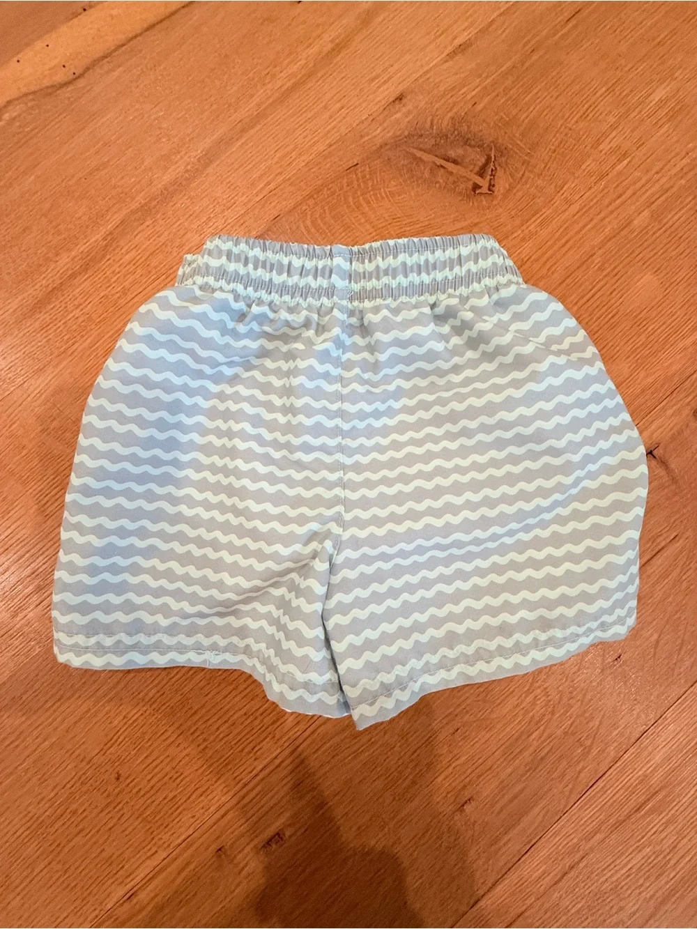 MODERN MOMENTS | Kids Short Sleeve Rash Guard & Swim Trunks Set in Tropez Waves